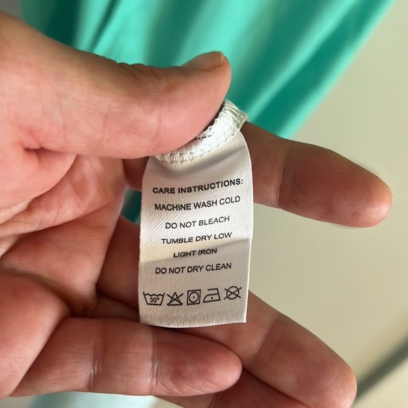 Style and comfort! Figure hugging lightweight button up wrap dress with belt - Picture 5 of 5